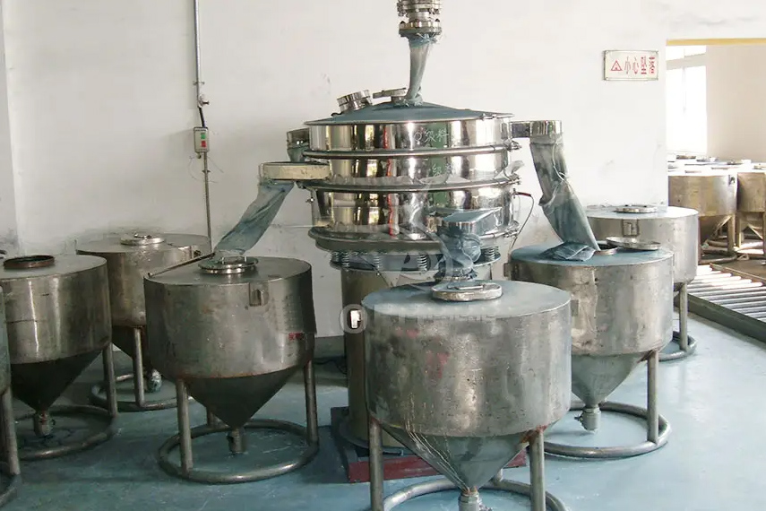 振蕩篩主要特點(diǎn)：換網(wǎng)容易，全封閉模式粉末不飛揚(yáng)，可連續(xù)作業(yè)