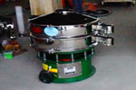 800型單層三次元振動(dòng)篩，產(chǎn)量可達(dá)800kg/h。
