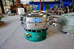 1200型三次元振動(dòng)篩，產(chǎn)量可達(dá)2100kg/h。